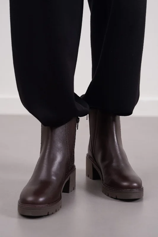 LEATHER CHELSEA BOOTS